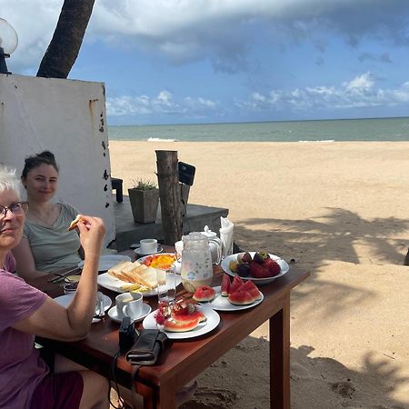 Sea Crest Beach Villa Ambalangoda  Bagian luar foto