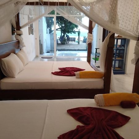 Sea Crest Beach Villa Ambalangoda  Bagian luar foto