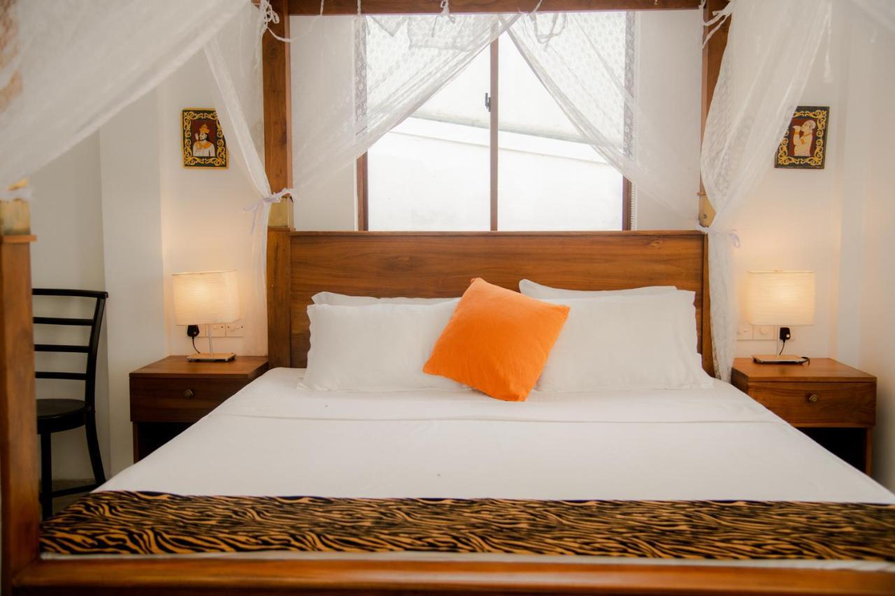 Sea Crest Beach Villa Ambalangoda  Bagian luar foto