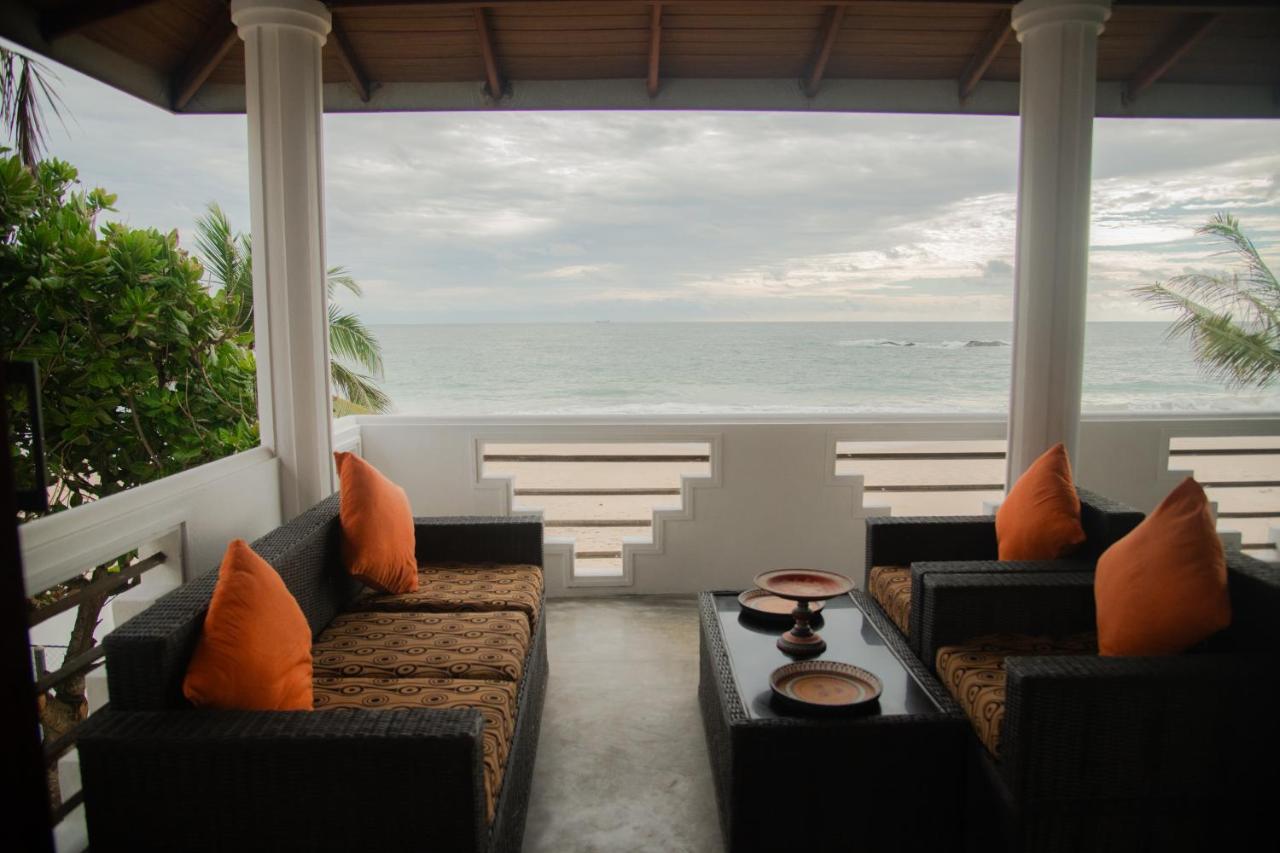 Sea Crest Beach Villa Ambalangoda  Bagian luar foto