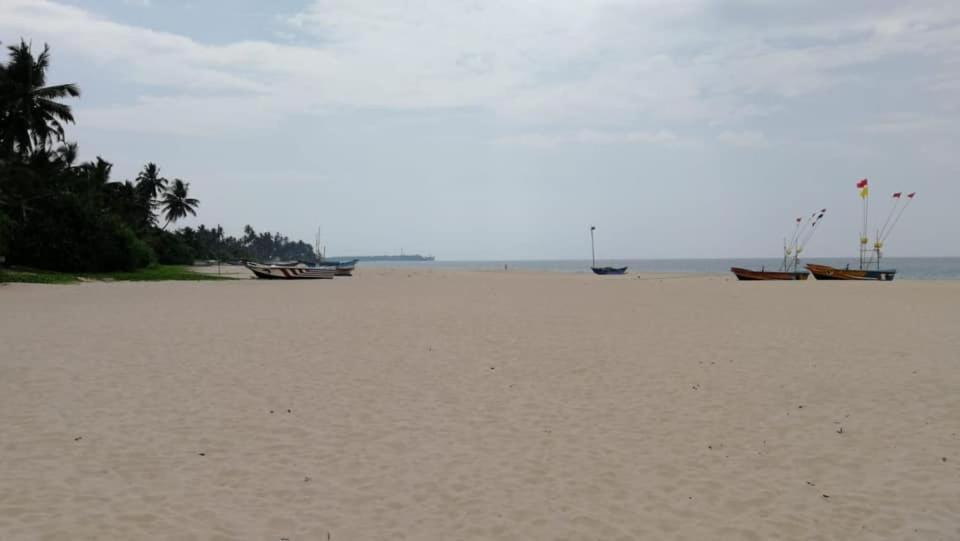 Sea Crest Beach Villa Ambalangoda  Bagian luar foto