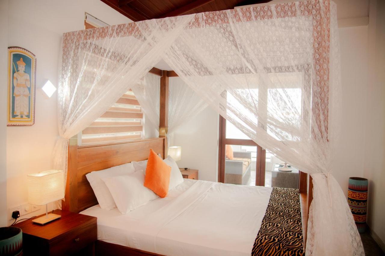 Sea Crest Beach Villa Ambalangoda  Bagian luar foto