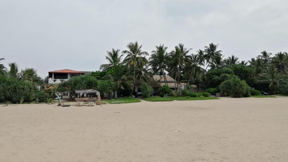 Sea Crest Beach Villa Ambalangoda  Bagian luar foto
