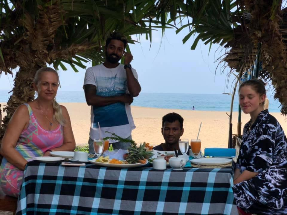 Sea Crest Beach Villa Ambalangoda  Bagian luar foto