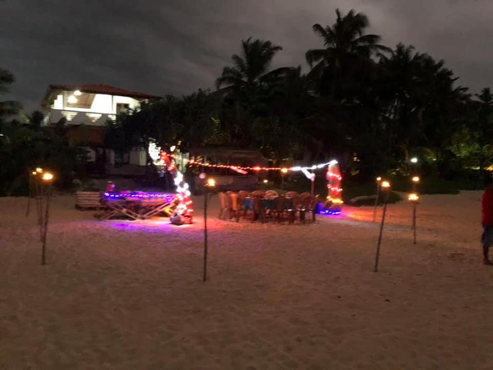 Sea Crest Beach Villa Ambalangoda  Bagian luar foto