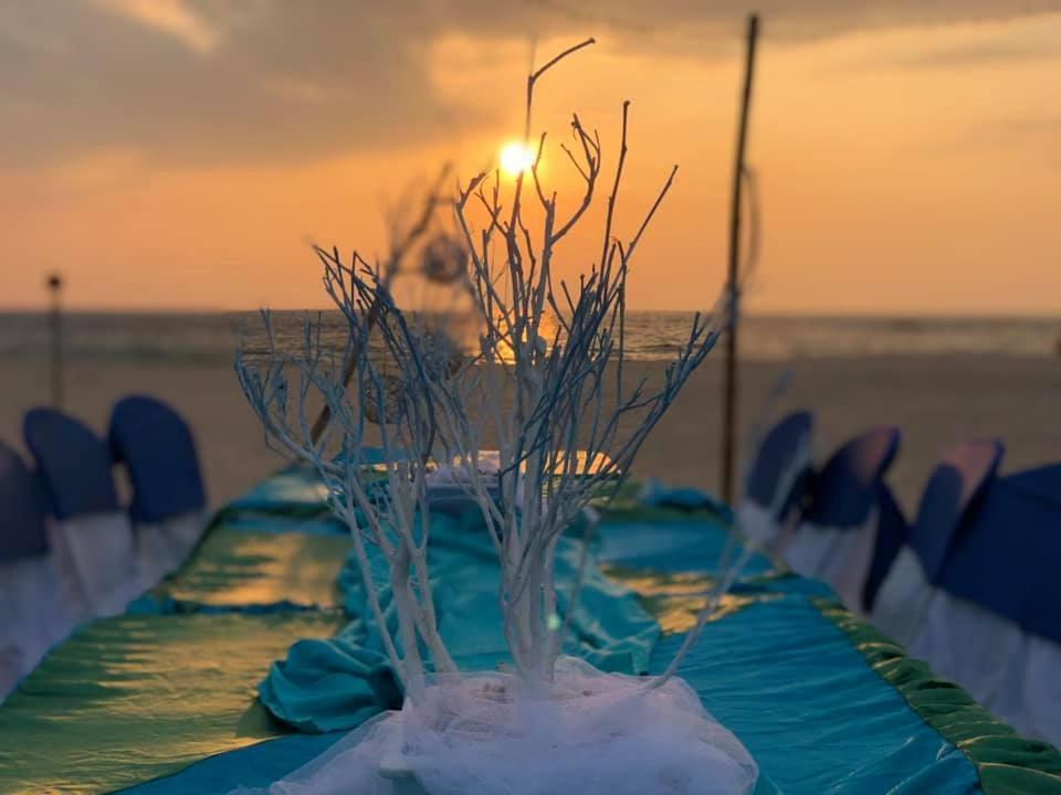 Sea Crest Beach Villa Ambalangoda  Bagian luar foto