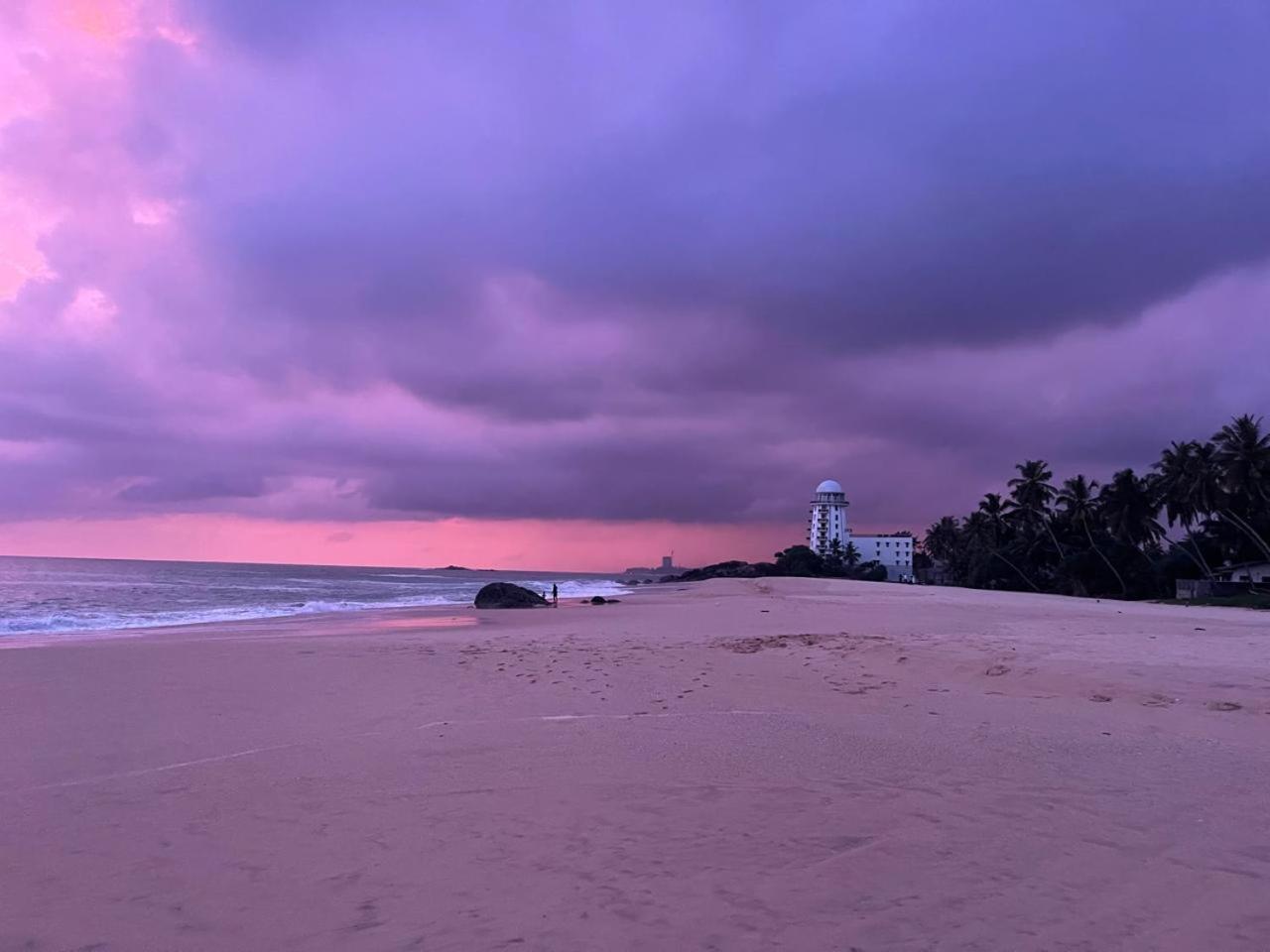 Sea Crest Beach Villa Ambalangoda  Bagian luar foto