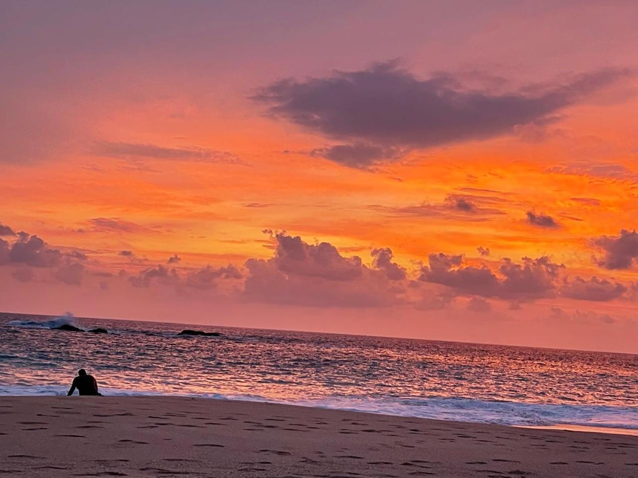 Sea Crest Beach Villa Ambalangoda  Bagian luar foto