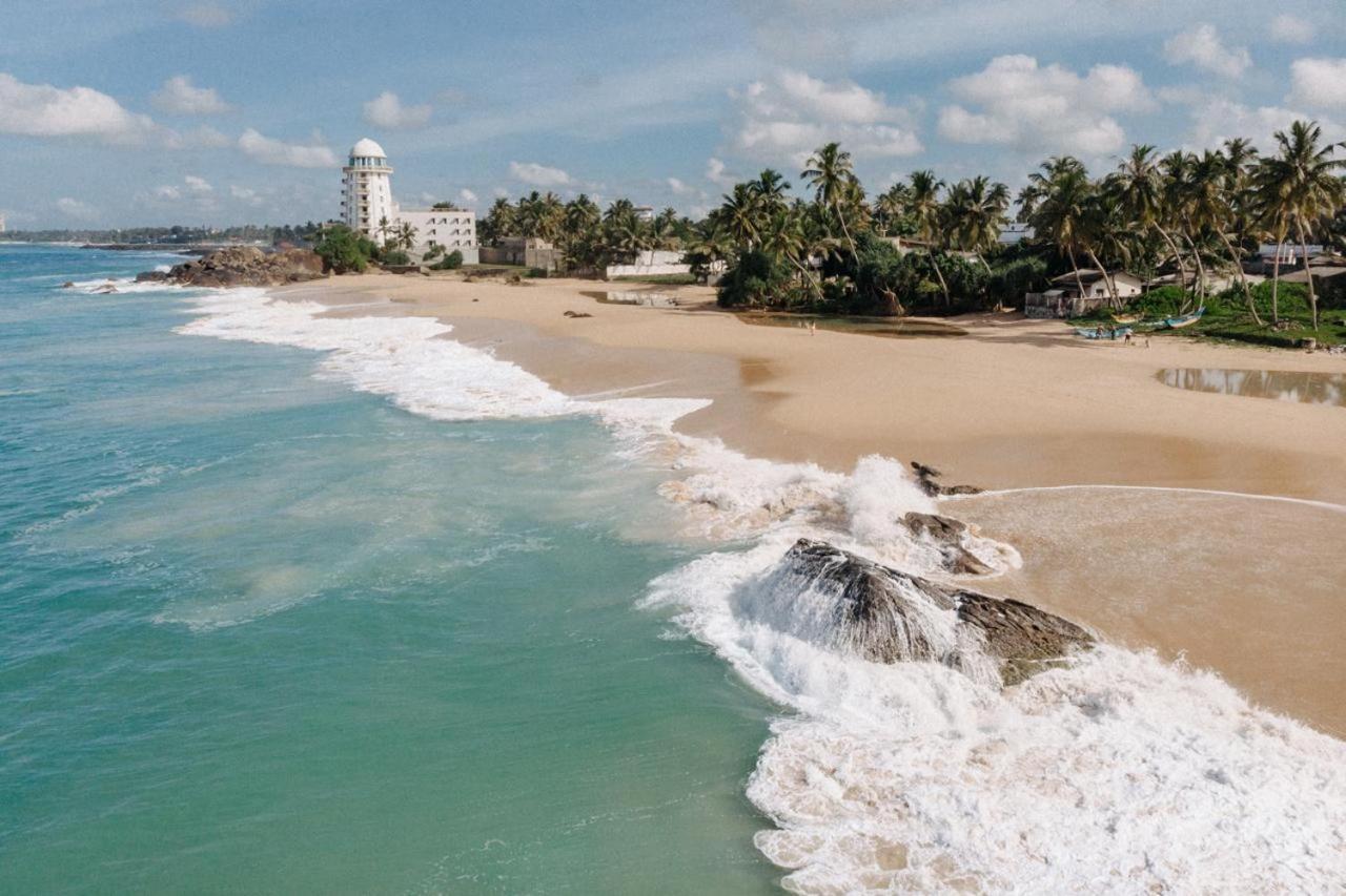Sea Crest Beach Villa Ambalangoda  Bagian luar foto