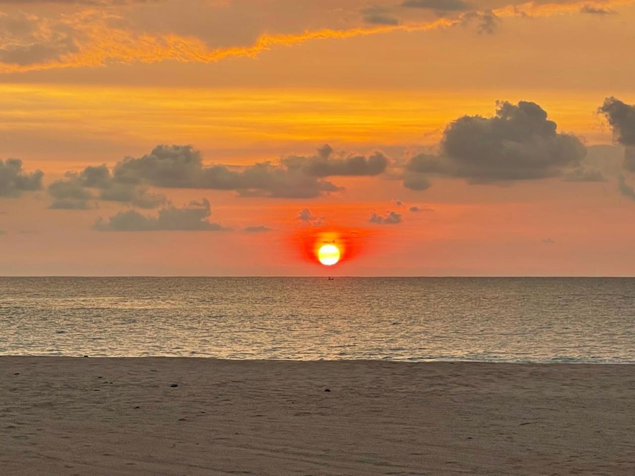 Sea Crest Beach Villa Ambalangoda  Bagian luar foto