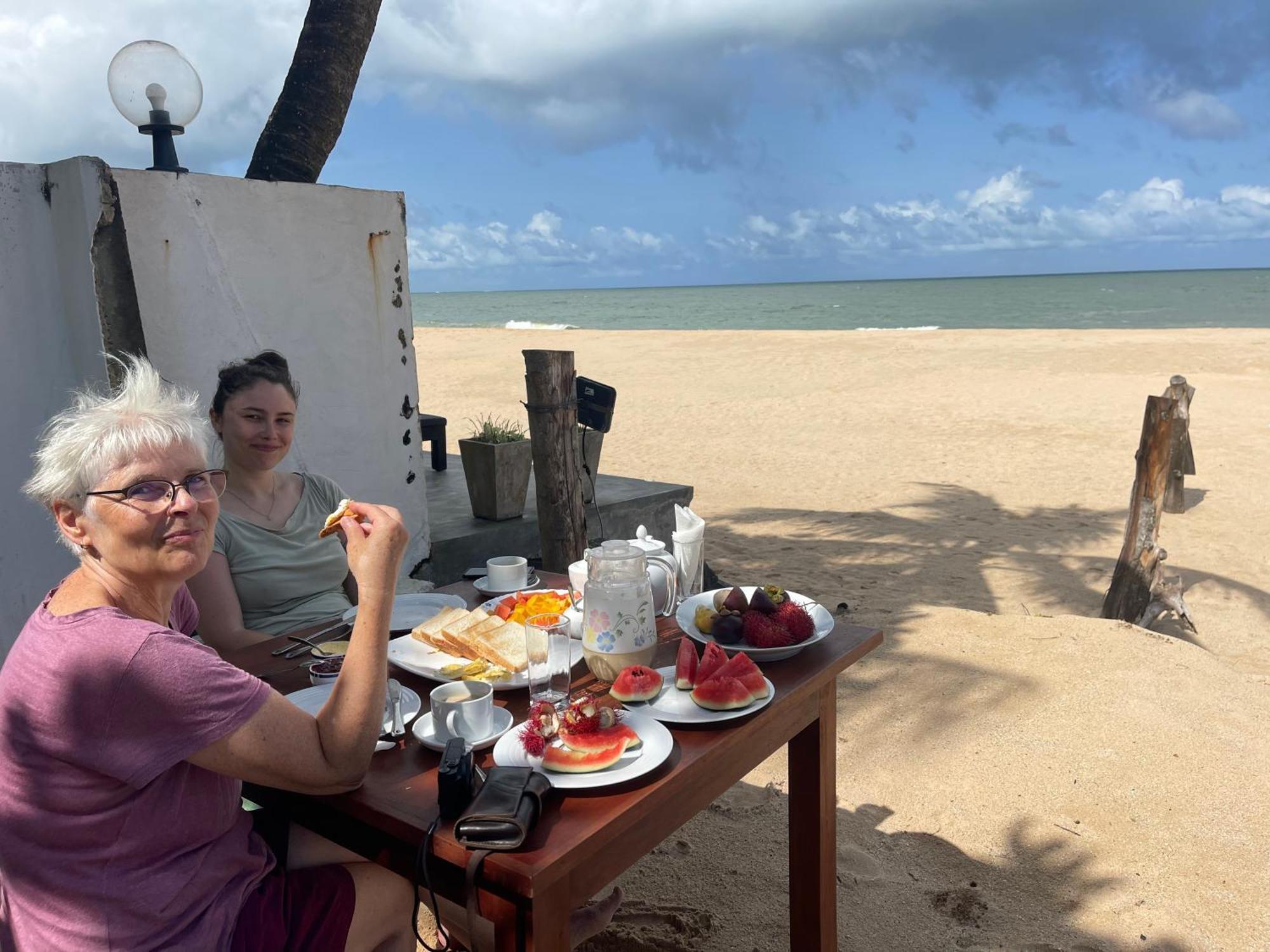 Sea Crest Beach Villa Ambalangoda  Bagian luar foto